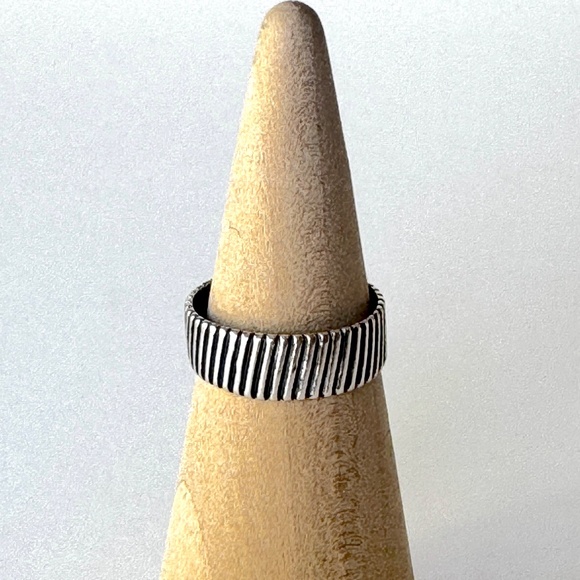 Set of 2 Rings, Size 6 1/2, Vintage Stacking Rings, Silver, Black - Picture 8 of 13